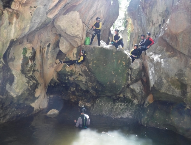 Bajando con cuerda hasta el agua